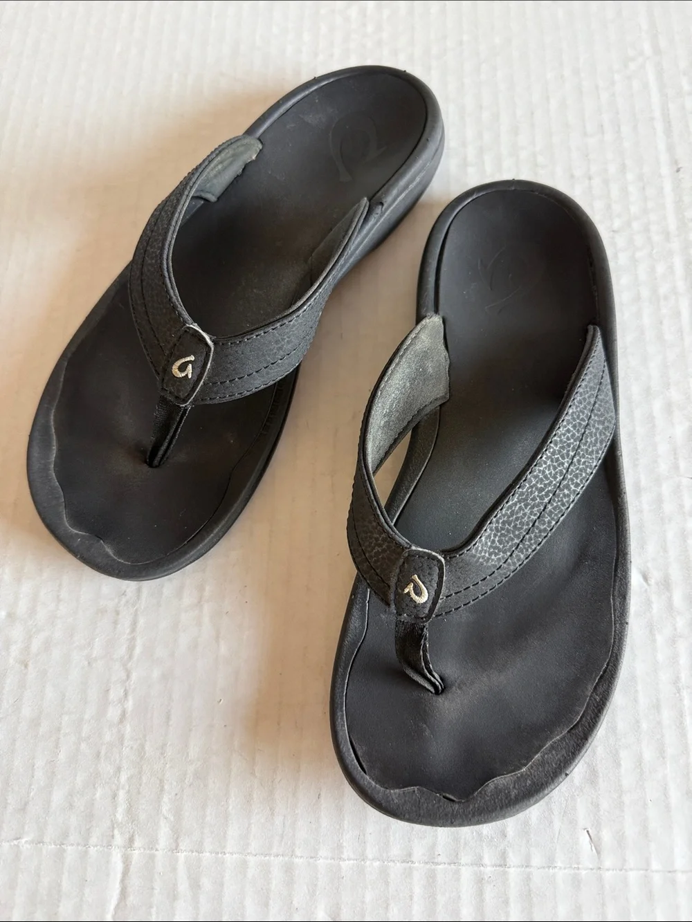 Olukai Black Ohana Beach Flip Flop Sandals