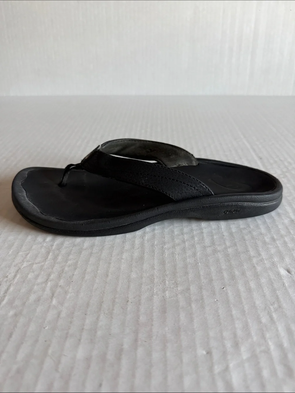 Olukai Black Ohana Beach Flip Flop Sandals