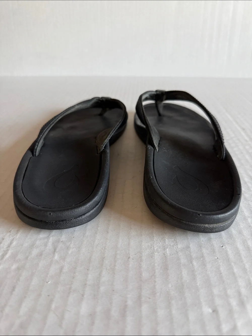 Olukai Black Ohana Beach Flip Flop Sandals