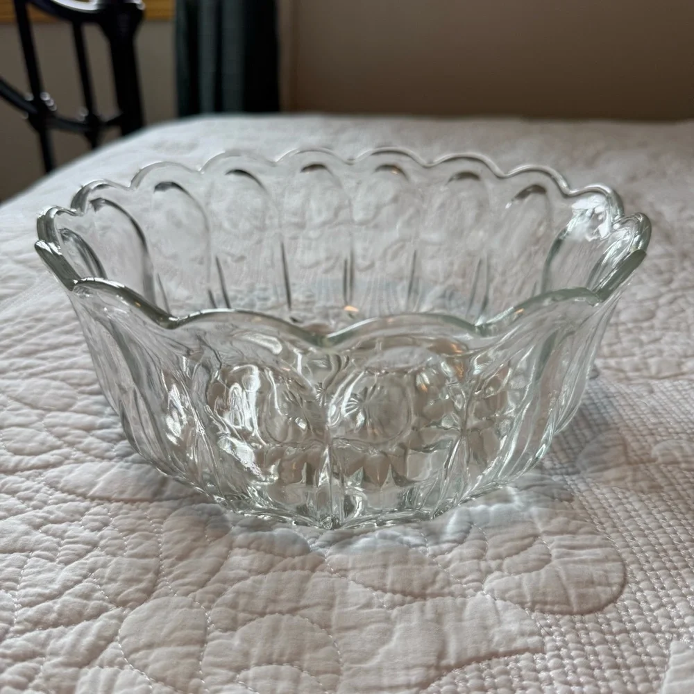 Elegant Clear Glass‎ Serving Bowl